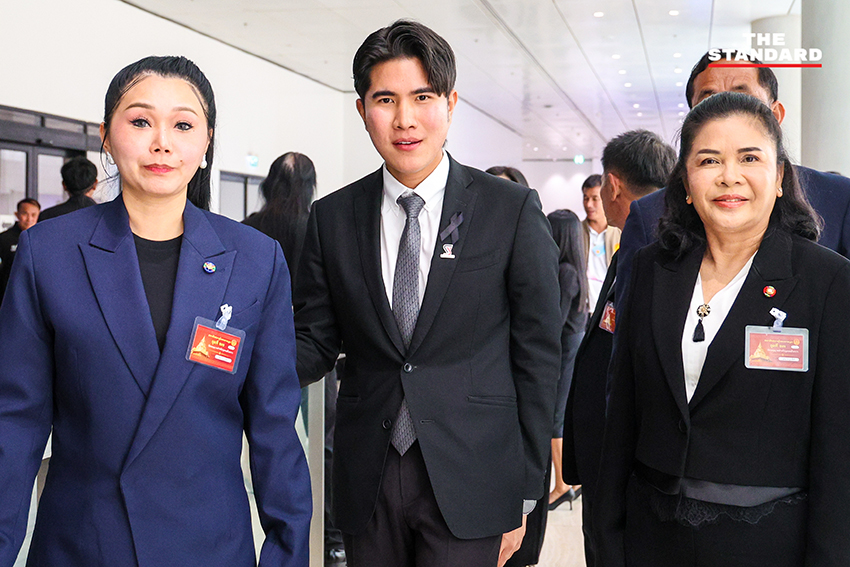 ชัยชนะ เดชเดโช รองหัวหน้าพรรคประชาธิปัตย์ นำ สส. เข้ารายงานตัวต่อรัฐสภา พร้อม สส. พรรคเล็กที่ทยอยเข้า 2