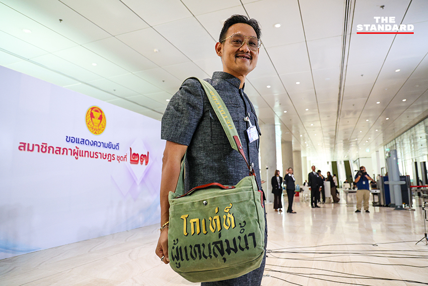 ชัยชนะ เดชเดโช รองหัวหน้าพรรคประชาธิปัตย์ นำ สส. เข้ารายงานตัวต่อรัฐสภา พร้อม สส. พรรคเล็กที่ทยอยเข้า 3