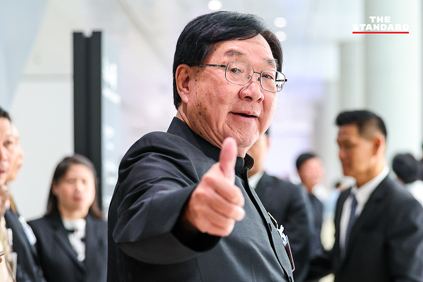 ชัยชนะ เดชเดโช รองหัวหน้าพรรคประชาธิปัตย์ นำ สส. เข้ารายงานตัวต่อรัฐสภา พร้อม สส. พรรคเล็กที่ทยอยเข้า 4