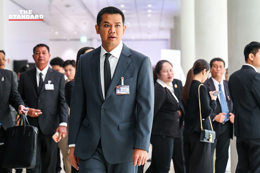 ชัยชนะ เดชเดโช รองหัวหน้าพรรคประชาธิปัตย์ นำ สส. เข้ารายงานตัวต่อรัฐสภา พร้อม สส. พรรคเล็กที่ทยอยเข้า 5