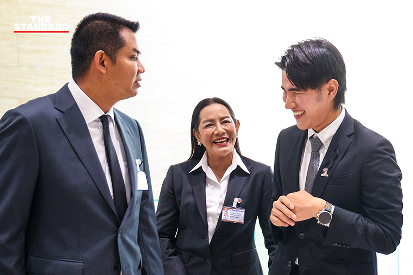 ชัยชนะ เดชเดโช รองหัวหน้าพรรคประชาธิปัตย์ นำ สส. เข้ารายงานตัวต่อรัฐสภา พร้อม สส. พรรคเล็กที่ทยอยเข้า 6