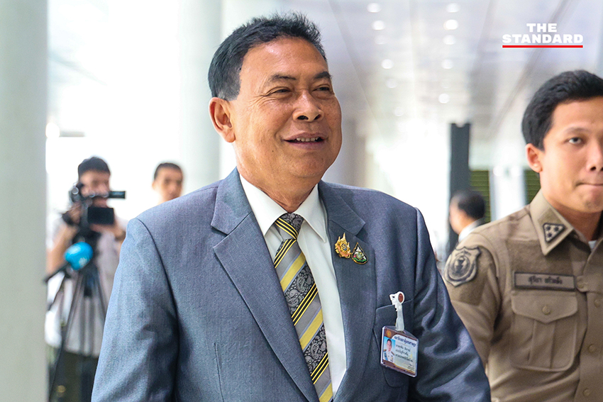 ชัยชนะ เดชเดโช รองหัวหน้าพรรคประชาธิปัตย์ นำ สส. เข้ารายงานตัวต่อรัฐสภา พร้อม สส. พรรคเล็กที่ทยอยเข้า 7