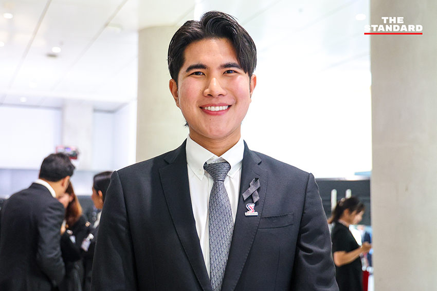 ชัยชนะ เดชเดโช รองหัวหน้าพรรคประชาธิปัตย์ นำ สส. เข้ารายงานตัวต่อรัฐสภา พร้อม สส. พรรคเล็กที่ทยอยเข้า 8