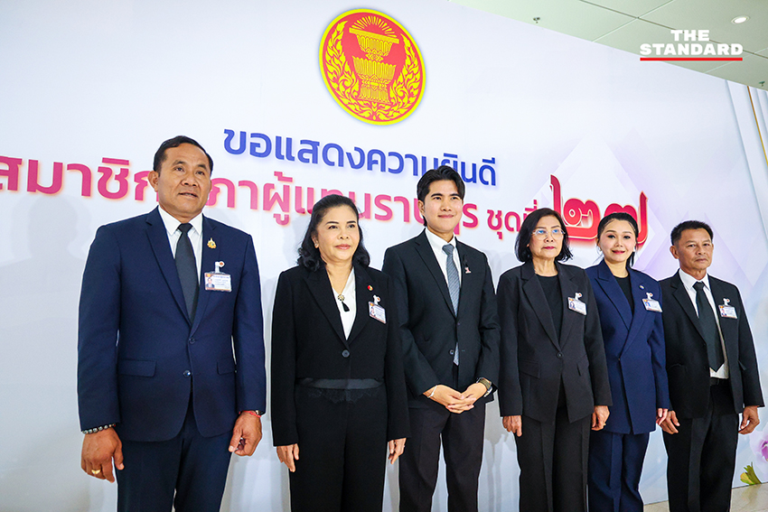 ชัยชนะ เดชเดโช รองหัวหน้าพรรคประชาธิปัตย์ นำ สส. เข้ารายงานตัวต่อรัฐสภา พร้อม สส. พรรคเล็กที่ทยอยเข้า 9