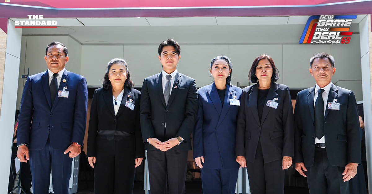 ชัยชนะ เดชเดโช รองหัวหน้าพรรคประชาธิปัตย์ นำ สส. เข้ารายงานตัวต่อรัฐสภา พร้อม สส. พรรคเล็กที่ทยอยเข้า