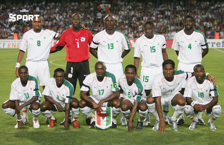 ดิดิเยร์ ดร็อกบา และเพื่อนร่วมทีมไอวอรีโคสต์กำลังคุกเข่าร้องขอสันติภาพท่ามกลางบรรยากาศการเฉลิมฉลอง 2