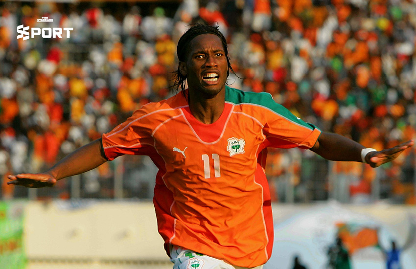 ดิดิเยร์ ดร็อกบา และเพื่อนร่วมทีมไอวอรีโคสต์กำลังคุกเข่าร้องขอสันติภาพท่ามกลางบรรยากาศการเฉลิมฉลอง 3