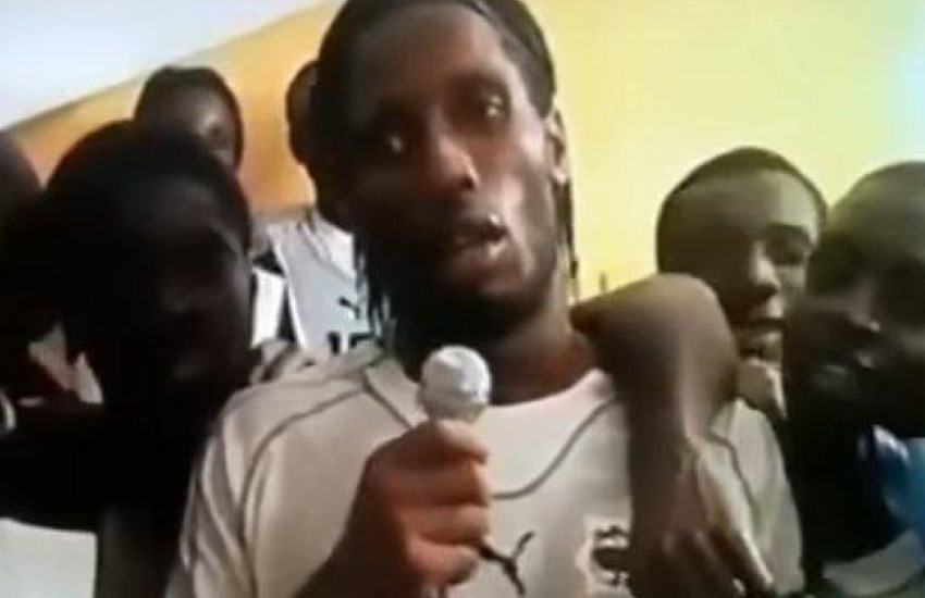 ดิดิเยร์ ดร็อกบา และเพื่อนร่วมทีมไอวอรีโคสต์กำลังคุกเข่าร้องขอสันติภาพท่ามกลางบรรยากาศการเฉลิมฉลอง 4