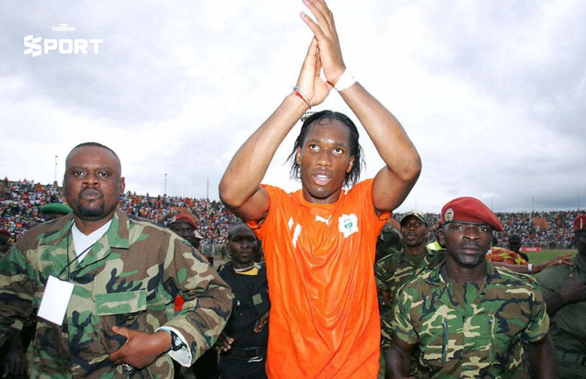 ดิดิเยร์ ดร็อกบา และเพื่อนร่วมทีมไอวอรีโคสต์กำลังคุกเข่าร้องขอสันติภาพท่ามกลางบรรยากาศการเฉลิมฉลอง 5