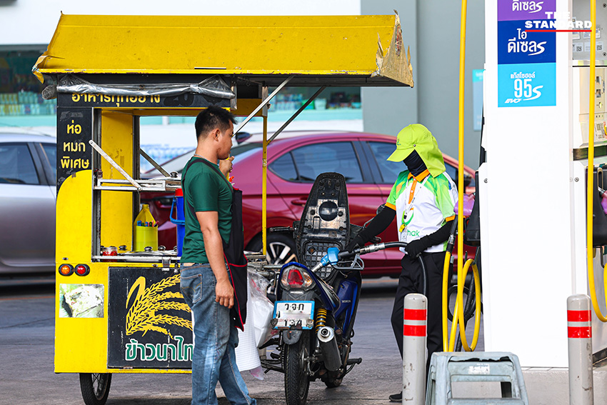 ภาพป้ายราคาน้ำมันดีเซลและเบนซินที่สถานีบริการ หลังการประกาศปรับขึ้นราคา 5