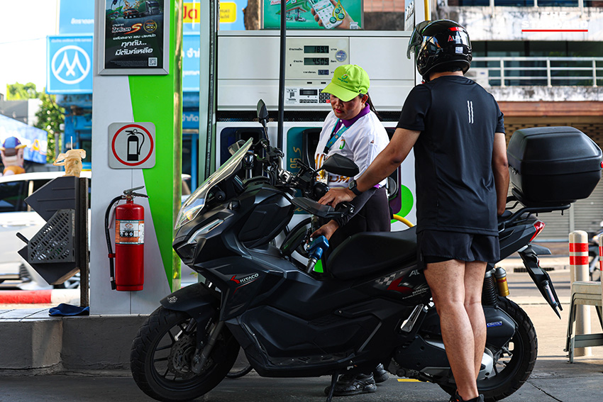 ภาพป้ายราคาน้ำมันดีเซลและเบนซินที่สถานีบริการ หลังการประกาศปรับขึ้นราคา 6