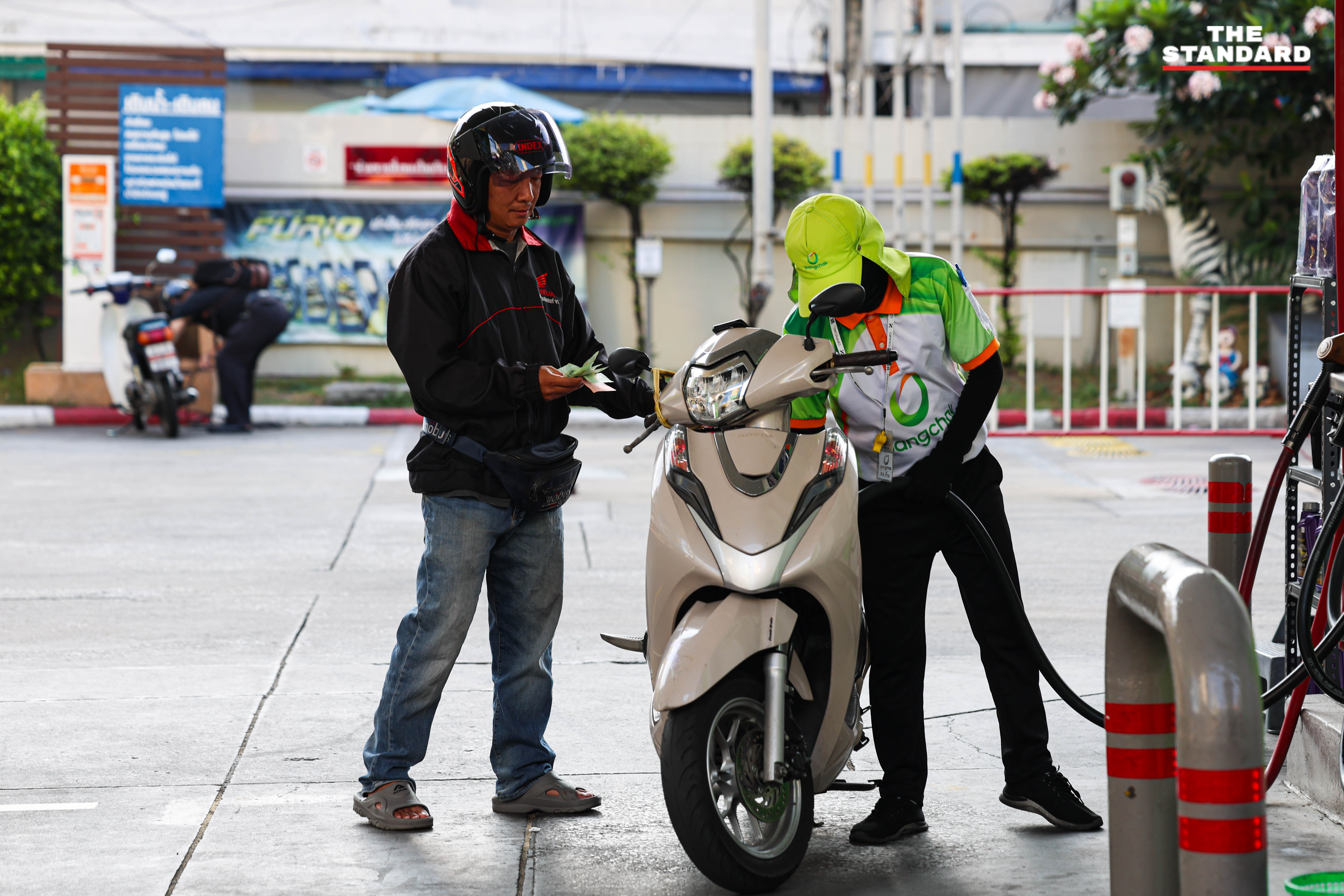 ภาพป้ายราคาน้ำมันดีเซลและเบนซินที่สถานีบริการ หลังการประกาศปรับขึ้นราคา 8
