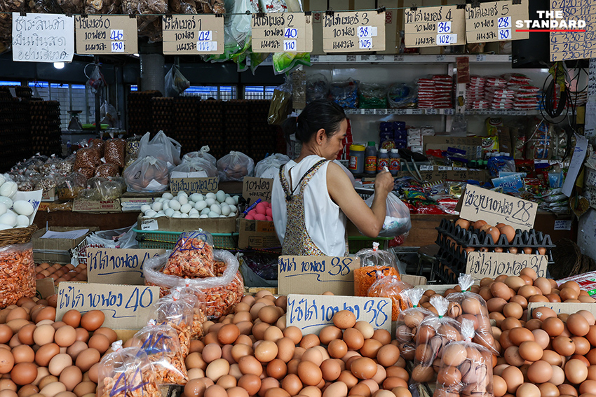 ภาพการสำรวจแผงขายสินค้าในตลาดย่านวงเวียนใหญ่ แสดงถึงราคาสินค้าที่ปรับสูงขึ้นหลังสิ้นสุดมาตรการตรึงราคาน้ำมัน 1