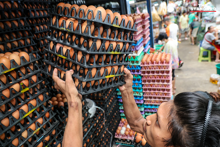 ภาพการสำรวจแผงขายสินค้าในตลาดย่านวงเวียนใหญ่ แสดงถึงราคาสินค้าที่ปรับสูงขึ้นหลังสิ้นสุดมาตรการตรึงราคาน้ำมัน 2