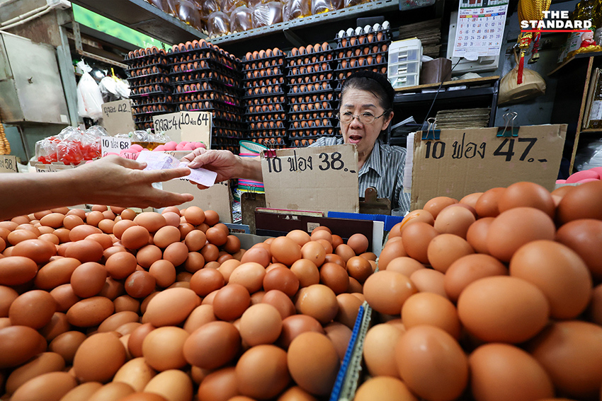 ภาพการสำรวจแผงขายสินค้าในตลาดย่านวงเวียนใหญ่ แสดงถึงราคาสินค้าที่ปรับสูงขึ้นหลังสิ้นสุดมาตรการตรึงราคาน้ำมัน 7