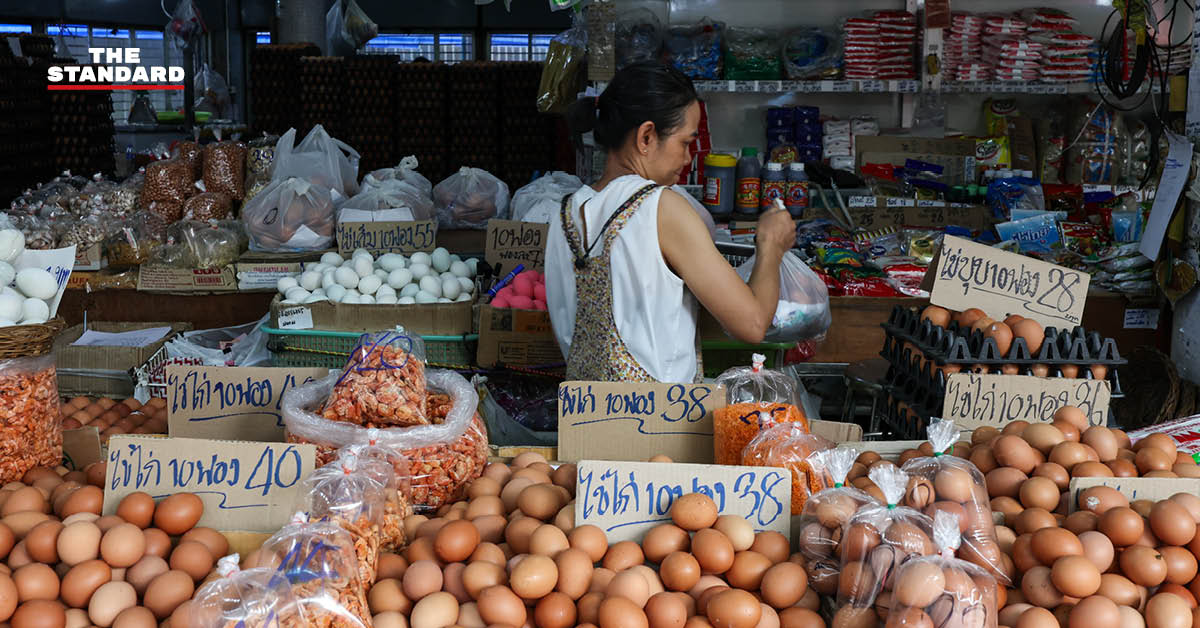 ภาพการสำรวจแผงขายสินค้าในตลาดย่านวงเวียนใหญ่ แสดงถึงราคาสินค้าที่ปรับสูงขึ้นหลังสิ้นสุดมาตรการตรึงราคาน้ำมัน