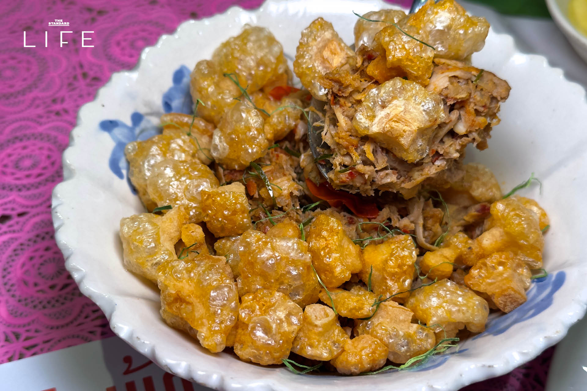 ภาพอาหารเหนือสำรับคุณยายจากโปรเจกต์ ‘ดินเน้อ’ โดย Ongtong ที่อารีย์ 11