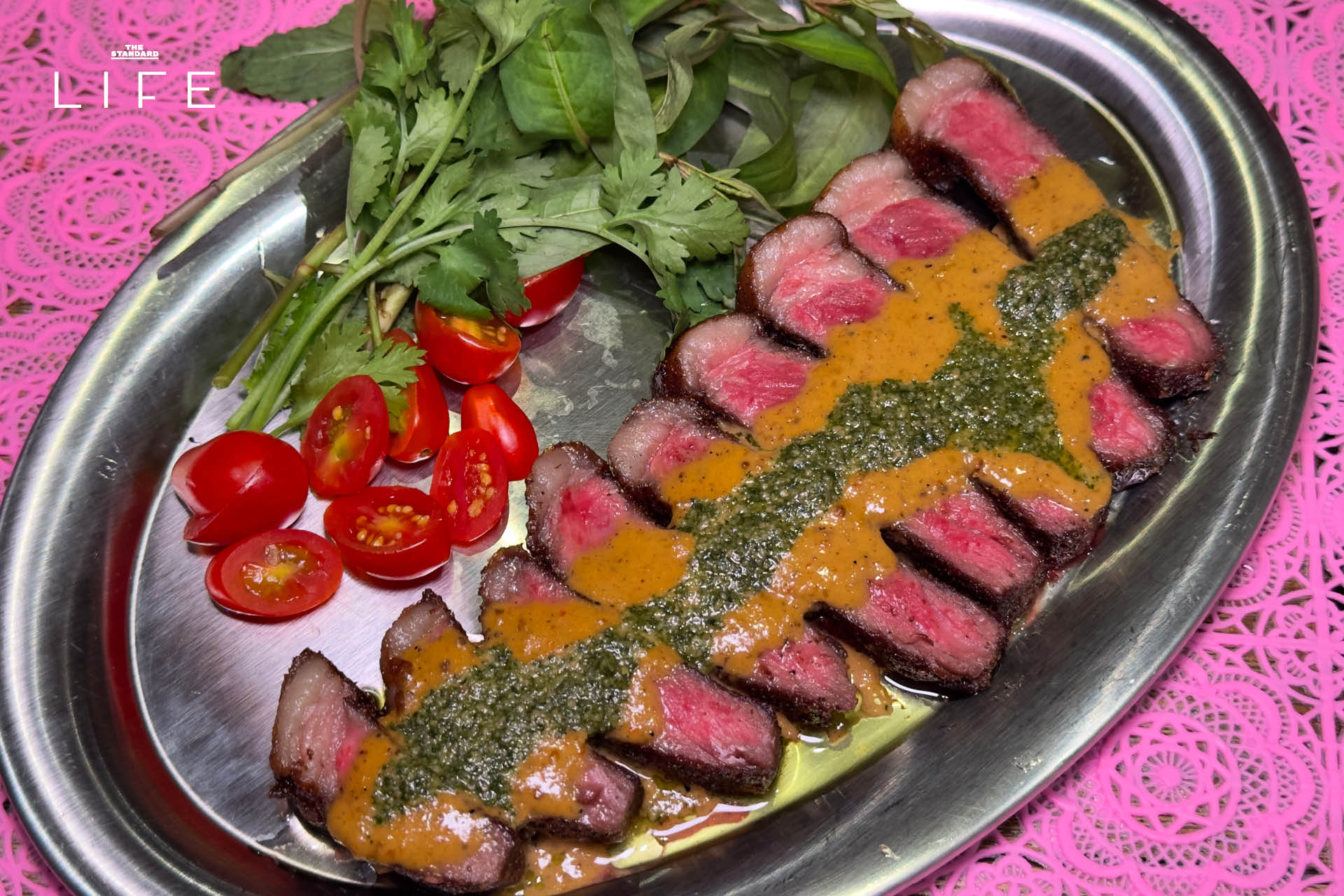 ภาพอาหารเหนือสำรับคุณยายจากโปรเจกต์ ‘ดินเน้อ’ โดย Ongtong ที่อารีย์ 14