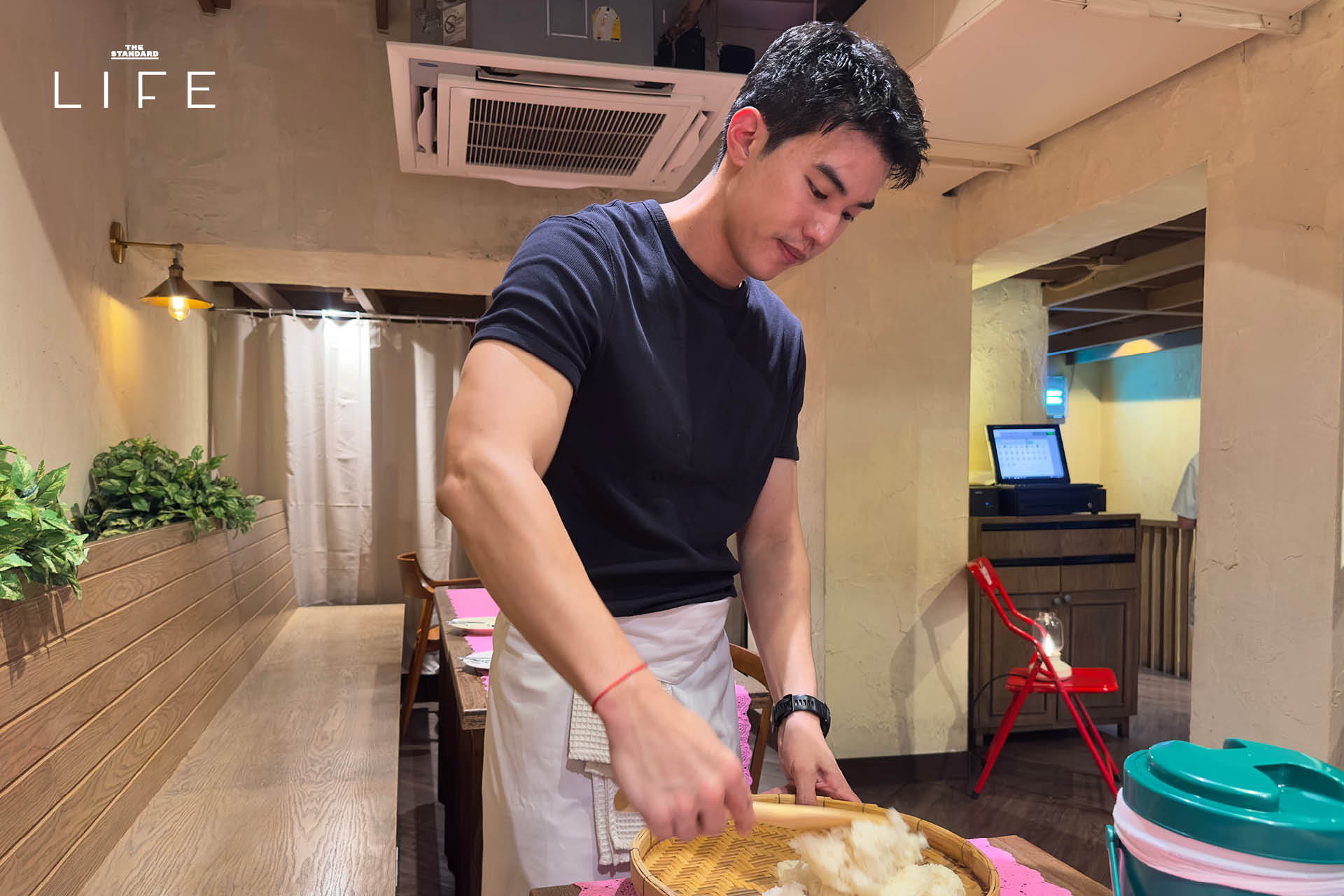 ภาพอาหารเหนือสำรับคุณยายจากโปรเจกต์ ‘ดินเน้อ’ โดย Ongtong ที่อารีย์ 16