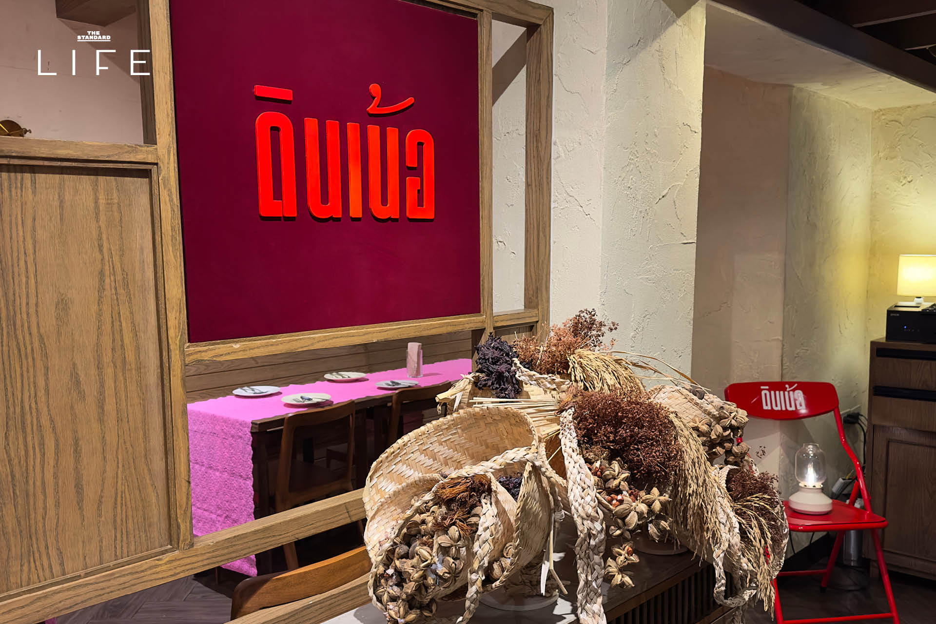 ภาพอาหารเหนือสำรับคุณยายจากโปรเจกต์ ‘ดินเน้อ’ โดย Ongtong ที่อารีย์ 17