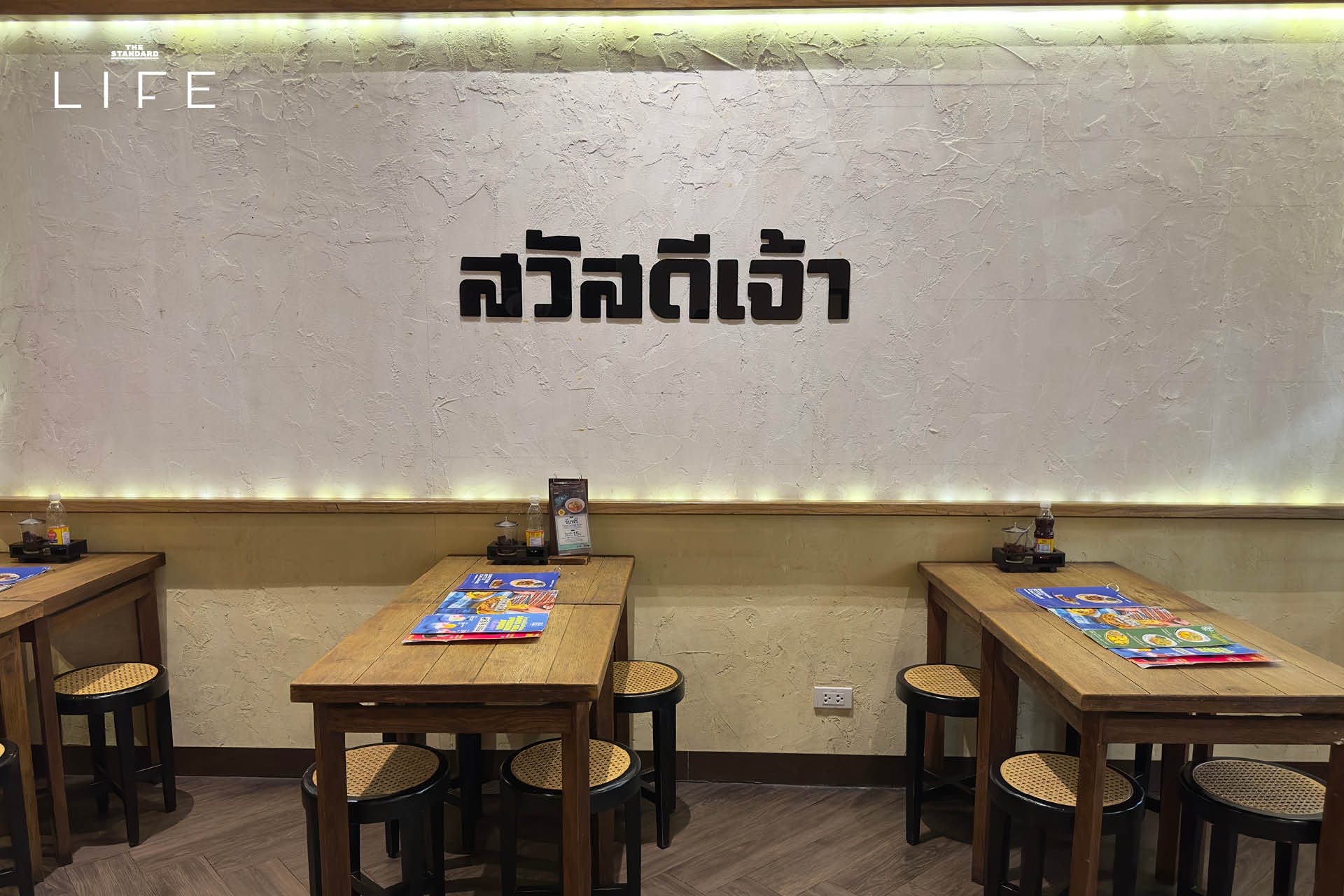 ภาพอาหารเหนือสำรับคุณยายจากโปรเจกต์ ‘ดินเน้อ’ โดย Ongtong ที่อารีย์ 2