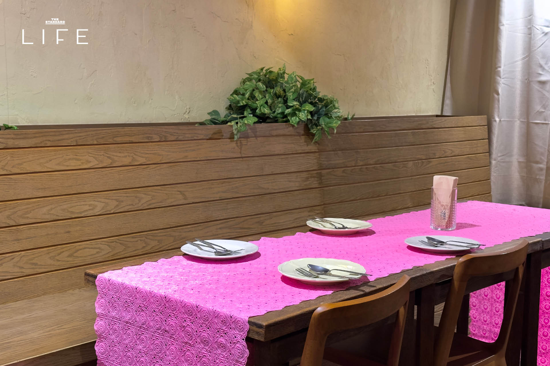 ภาพอาหารเหนือสำรับคุณยายจากโปรเจกต์ ‘ดินเน้อ’ โดย Ongtong ที่อารีย์ 4