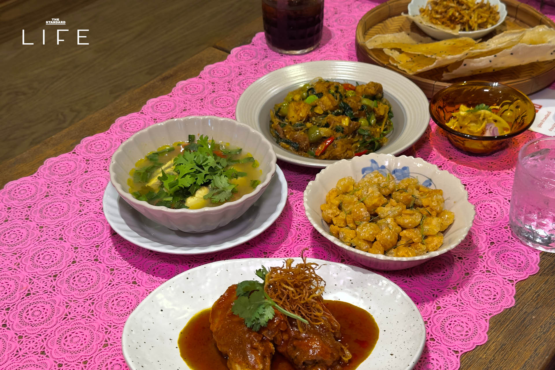 ภาพอาหารเหนือสำรับคุณยายจากโปรเจกต์ ‘ดินเน้อ’ โดย Ongtong ที่อารีย์ 5