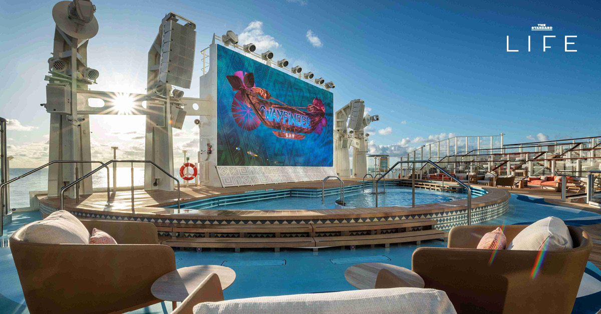 ภาพเรือสำราญ Disney Adventure ลำใหญ่ที่สุดในเอเชีย กำลังเทียบท่าที่สิงคโปร์