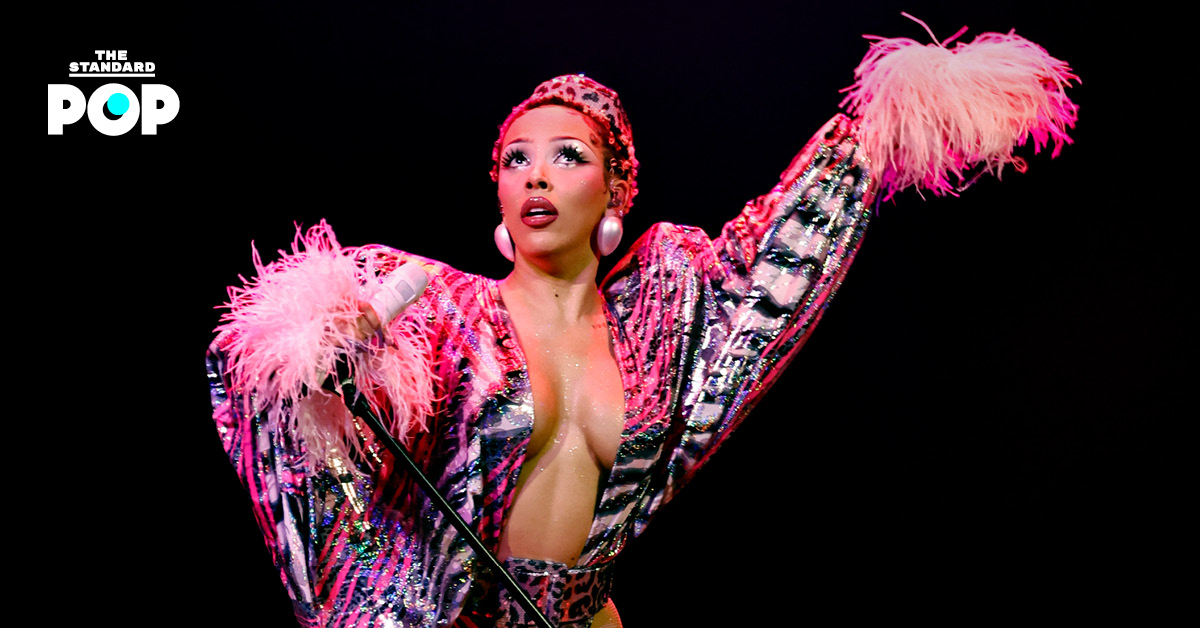 Doja Cat กำลังแสดงสดบนเวทีคอนเสิร์ตในชุดอันเป็นเอกลักษณ์