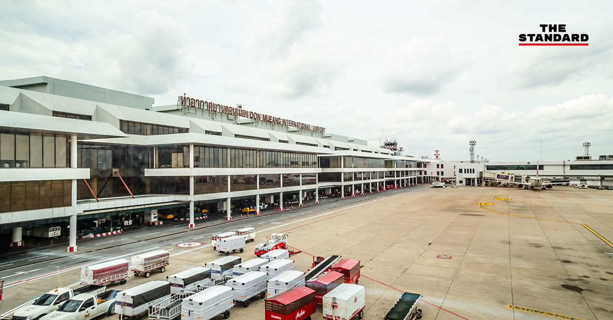 ผู้โดยสารใช้ช่องตรวจพาสปอร์ตอัตโนมัติ (ABC) ขาออกที่สนามบินดอนเมือง
