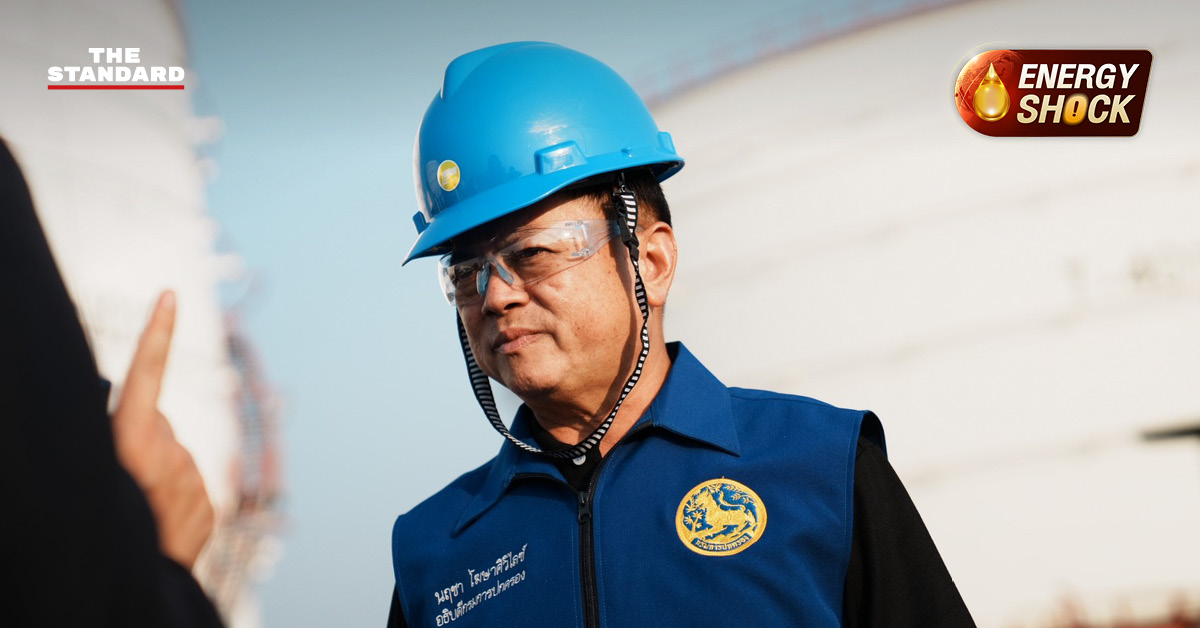 นฤชา โฆษาศิวิไลซ์ อธิบดีกรมการปกครอง นำทีมเจ้าหน้าที่ลงพื้นที่ตรวจคลังน้ำมัน เพื่อป้องกันการกักตุนและควบคุมสถานการณ์พลังงาน