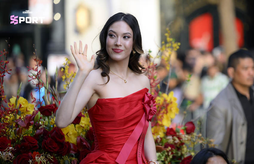 Eileen Gu บนรถเปิดประทุนทักทายฝูงชนในขบวนพาเหรดตรุษจีนซานฟรานซิสโก 1