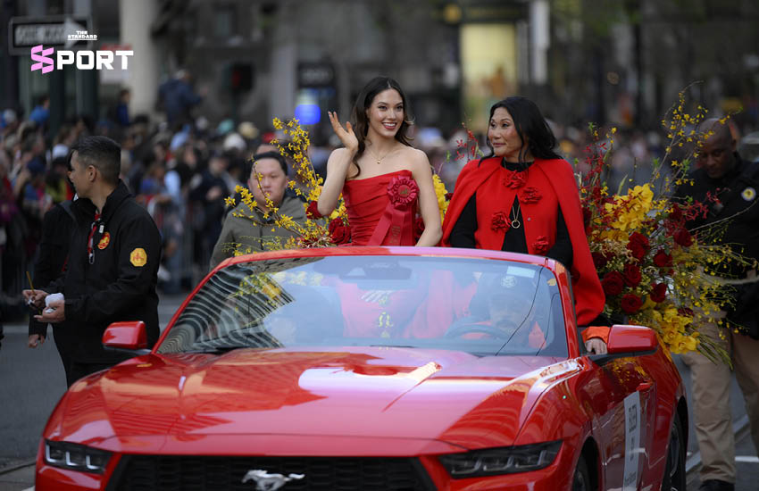 Eileen Gu บนรถเปิดประทุนทักทายฝูงชนในขบวนพาเหรดตรุษจีนซานฟรานซิสโก 2