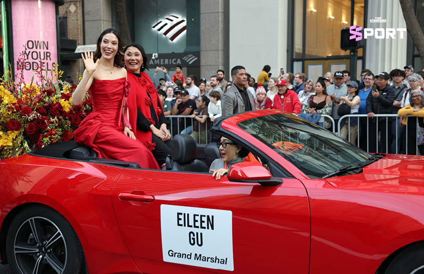 Eileen Gu บนรถเปิดประทุนทักทายฝูงชนในขบวนพาเหรดตรุษจีนซานฟรานซิสโก 3