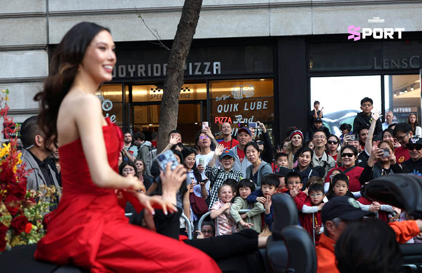 Eileen Gu บนรถเปิดประทุนทักทายฝูงชนในขบวนพาเหรดตรุษจีนซานฟรานซิสโก 4