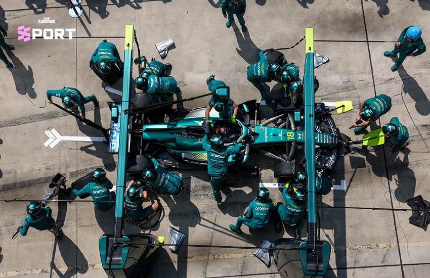 รถแข่ง F1 ที่ได้รับความเสียหายจากปัญหาเครื่องยนต์ 3