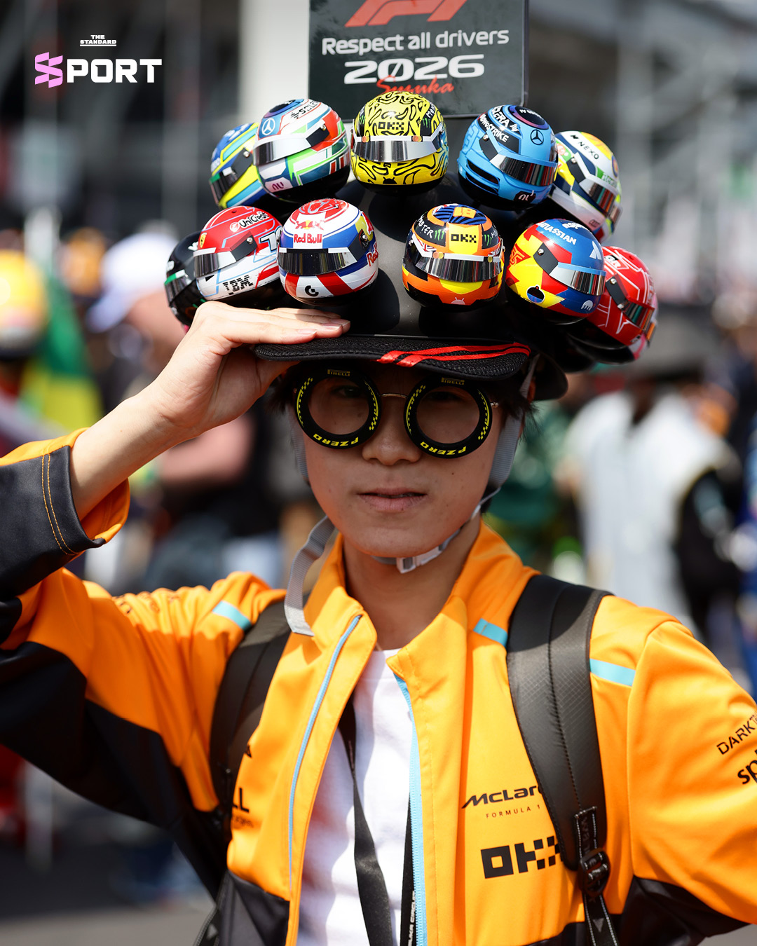 ภาพบรรยากาศแฟน F1 ชาวญี่ปุ่นในชุดคอสตูมสร้างสรรค์และหมวกดีไซน์แปลกตา ที่สนามแข่ง Suzuka Circuit 1