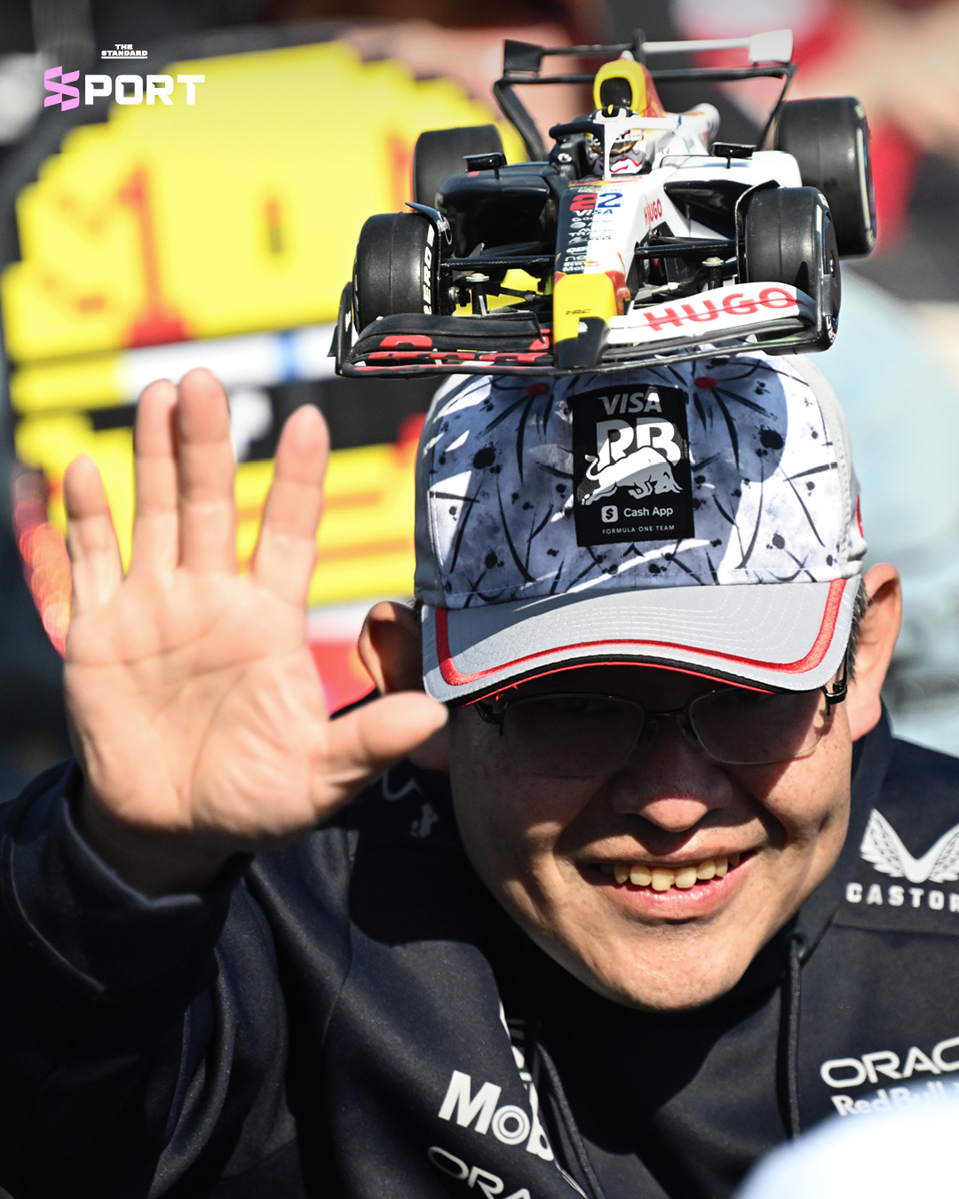 ภาพบรรยากาศแฟน F1 ชาวญี่ปุ่นในชุดคอสตูมสร้างสรรค์และหมวกดีไซน์แปลกตา ที่สนามแข่ง Suzuka Circuit 6