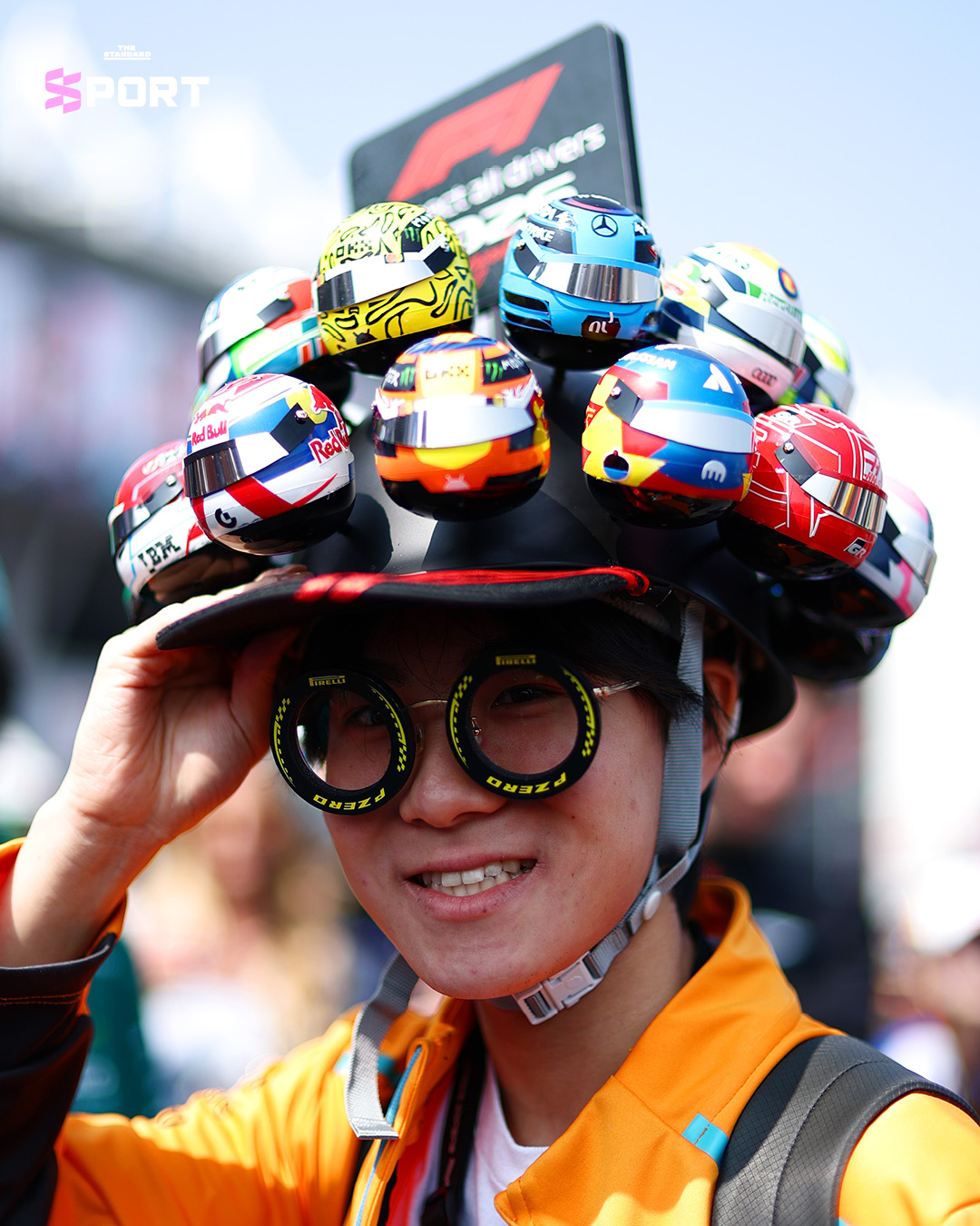 ภาพบรรยากาศแฟน F1 ชาวญี่ปุ่นในชุดคอสตูมสร้างสรรค์และหมวกดีไซน์แปลกตา ที่สนามแข่ง Suzuka Circuit 8