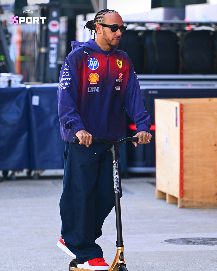 ภาพนักแข่ง F1 สวมใส่เสื้อผ้าสไตล์ Paddock ก่อนการแข่งขัน Chinese Grand Prix 2026 ที่สนาม Shanghai International Circuit 3
