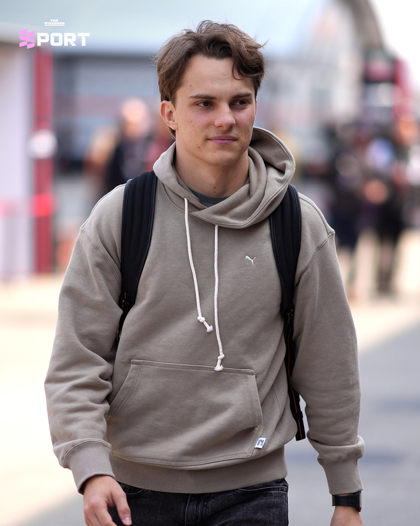 ภาพนักแข่ง F1 สวมใส่เสื้อผ้าสไตล์ Paddock ก่อนการแข่งขัน Chinese Grand Prix 2026 ที่สนาม Shanghai International Circuit 7