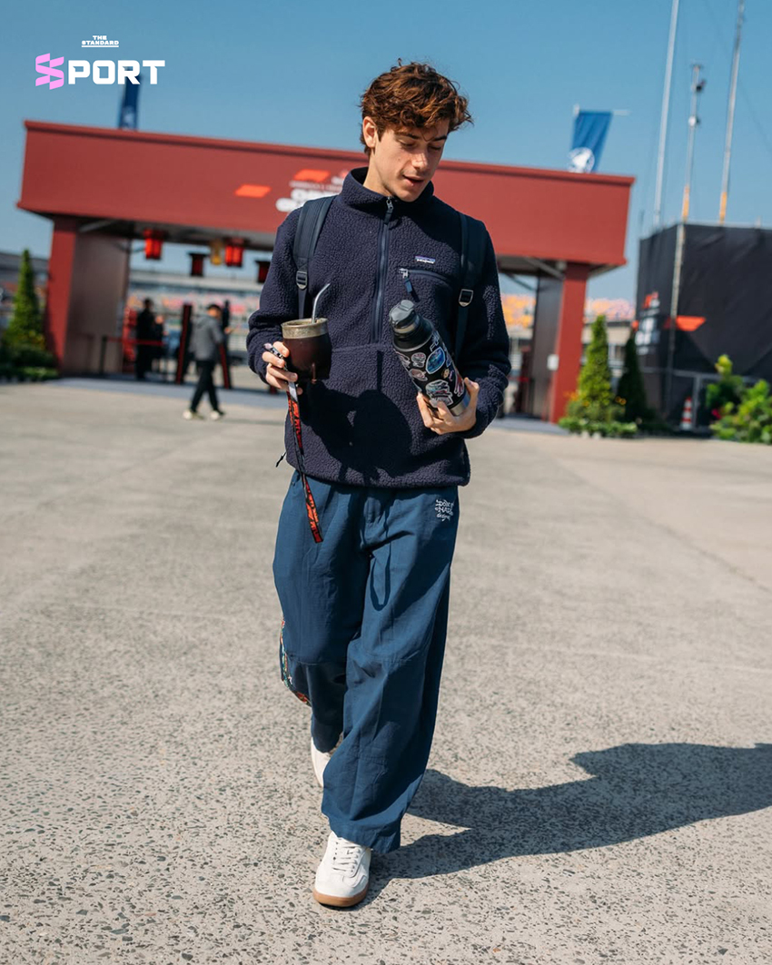 ภาพนักแข่ง F1 สวมใส่เสื้อผ้าสไตล์ Paddock ก่อนการแข่งขัน Chinese Grand Prix 2026 ที่สนาม Shanghai International Circuit 9
