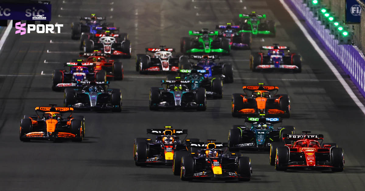 รถแข่ง Formula 1 พร้อมนักแข่ง Max Verstappen ในสนาม