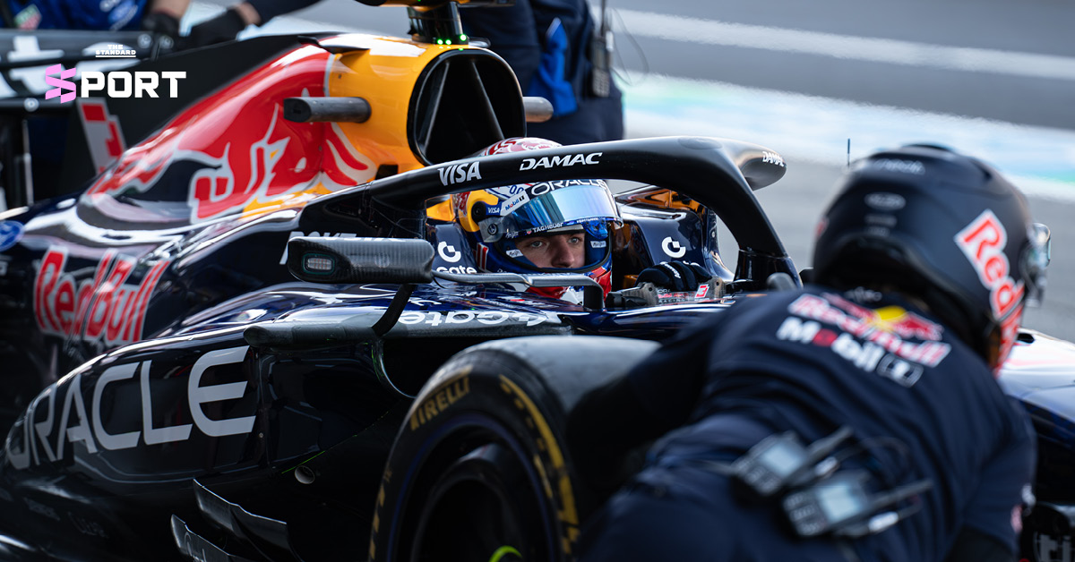 Max Verstappen กำลังถูกเข็นรถกลับในระหว่างการแข่งขัน F1