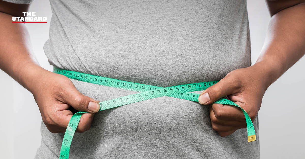 ภาพถ่ายปากกาฉีดลดน้ำหนัก ยา และเอกสารทางการแพทย์ บ่งชี้ถึงการควบคุมและใช้ยาตามใบสั่งแพทย์