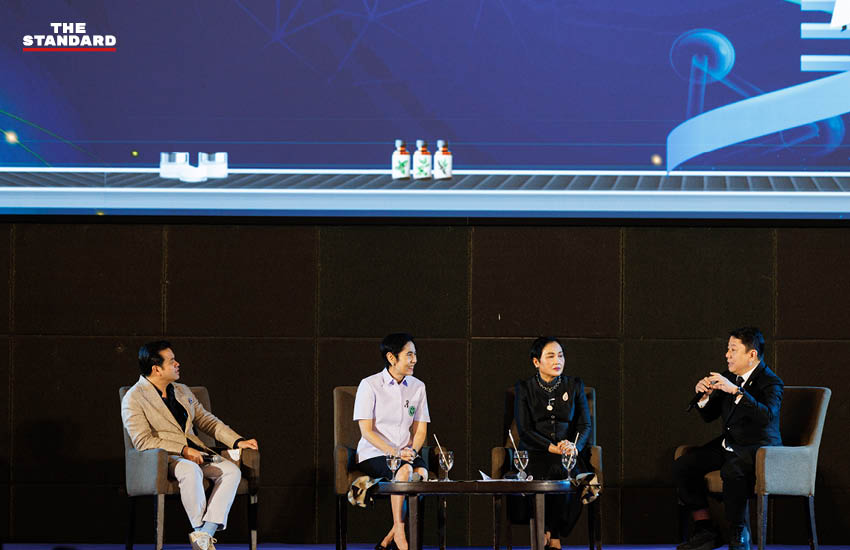 ภาพเวทีเสวนา FDA Forum 2026 โดยมีผู้เข้าร่วมจากหน่วยงานภาครัฐและเอกชนกำลังอภิปรายถึงการขับเคลื่อนเศรษฐกิจผลิตภัณฑ์สุขภาพไทย 3