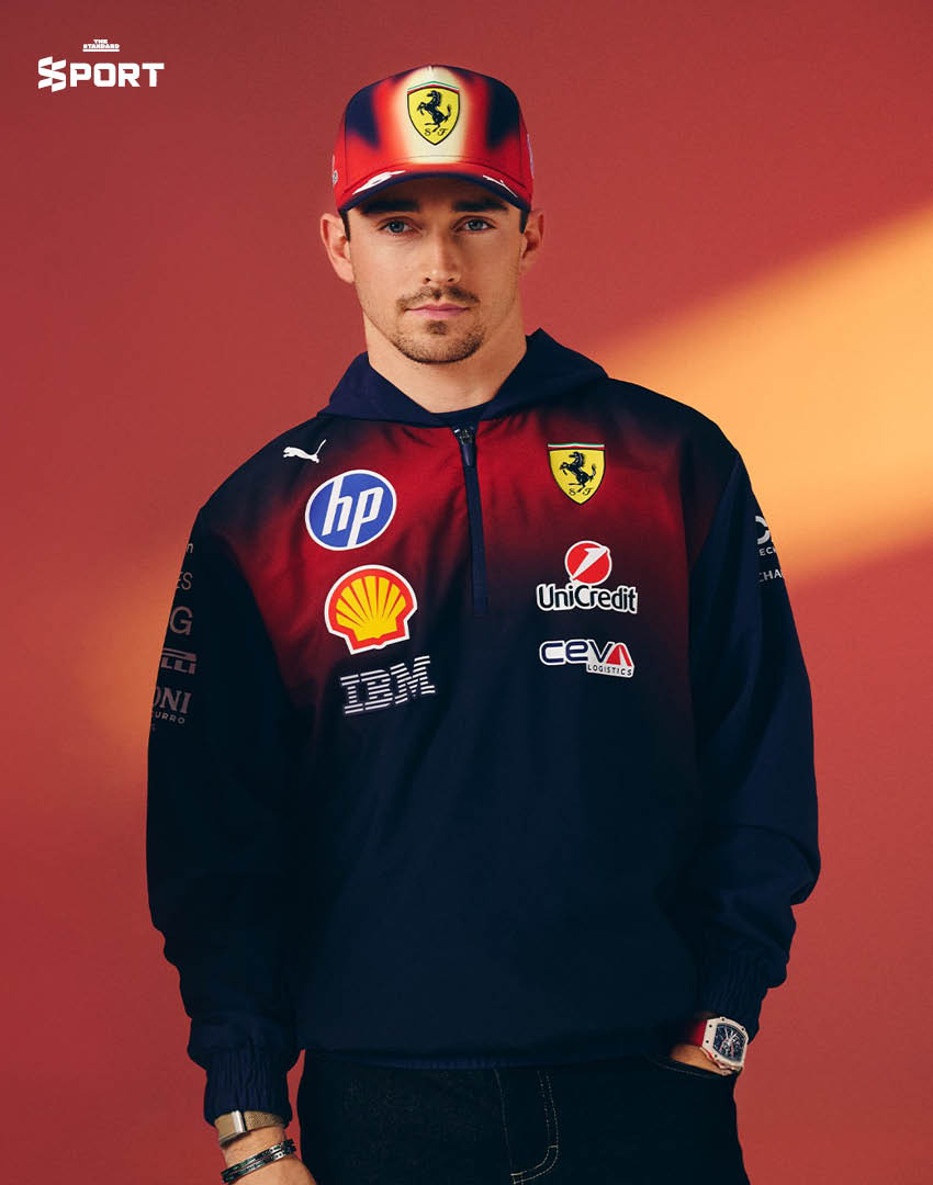 ภาพชุดเสื้อเวอร์ชันพิเศษของทีม Ferrari สีม่วงเข้ม พร้อมโลโก้ทีมและสปอนเซอร์ ออกแบบโดยได้แรงบันดาลใจจาก 'ม้าไฟ' ต้อนรับ Chinese Grand Prix ฤดูกาล 2026 2