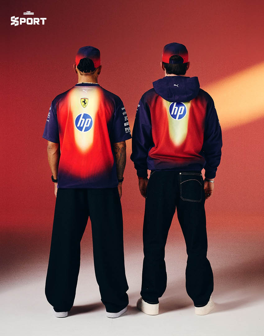 ภาพชุดเสื้อเวอร์ชันพิเศษของทีม Ferrari สีม่วงเข้ม พร้อมโลโก้ทีมและสปอนเซอร์ ออกแบบโดยได้แรงบันดาลใจจาก 'ม้าไฟ' ต้อนรับ Chinese Grand Prix ฤดูกาล 2026 3
