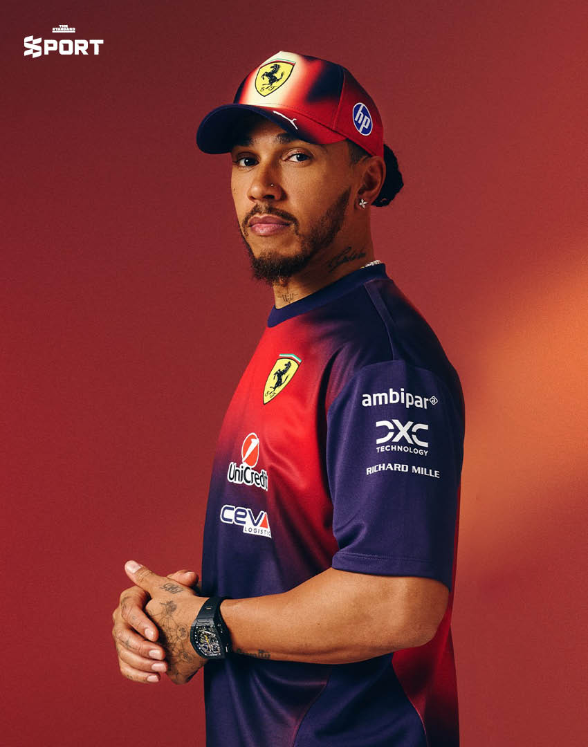 ภาพชุดเสื้อเวอร์ชันพิเศษของทีม Ferrari สีม่วงเข้ม พร้อมโลโก้ทีมและสปอนเซอร์ ออกแบบโดยได้แรงบันดาลใจจาก 'ม้าไฟ' ต้อนรับ Chinese Grand Prix ฤดูกาล 2026 4