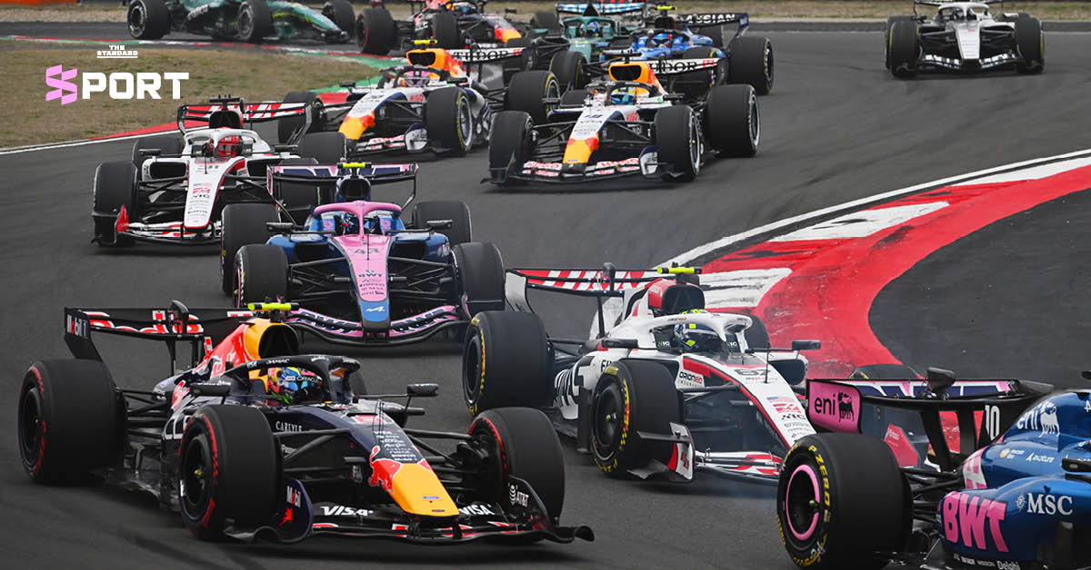 รถแข่งฟอร์มูล่าวัน กำลังวิ่งทำความเร็วในสนามแข่ง